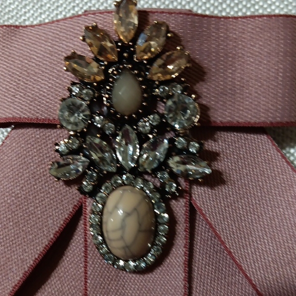 Elegant Pink Brooch with Gemstone Accents - Picture 2 of 4